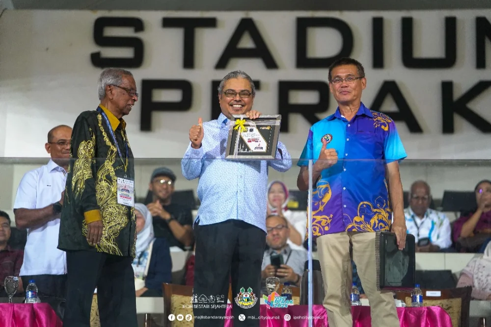 PTA President Datuk Hj. Mohd. Odzman bin Abd. Kadir (L) as Organising Chairperson and Mr Jimmy Wong (R), the Malaysia Association of Marching Arts President-cum-MIMAC 2024 Festival Director