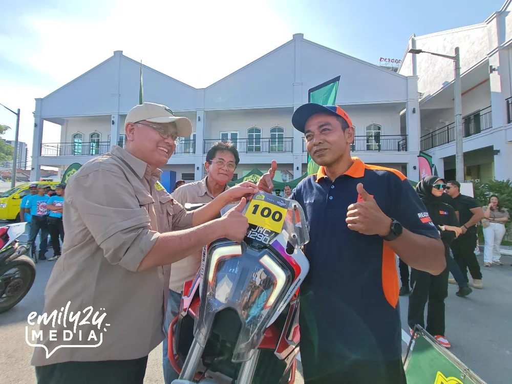 Acoi PangkoLo receives his racing number for Rimba Raid Lenggong 2024