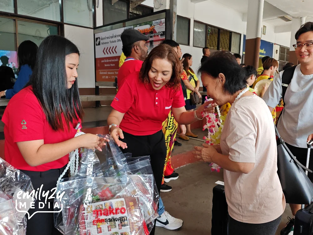 Makro Hat Yai staff ready with goodie bags for the newly-arrived tourists
