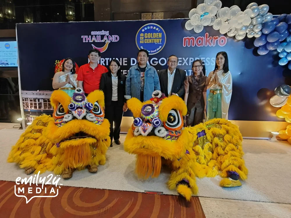 a pair of lions from Ipoh Maching Sports Team welcome VVIP guests, including Mr. Eak Youngapai Na Songkhla, Chief District Officer Hat Yai (in denim jacket) and Mr. Richard Lim, Marketing Manager TAT KL (in red)