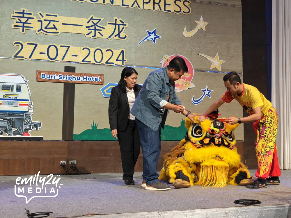 lion eye-dotting ceremony