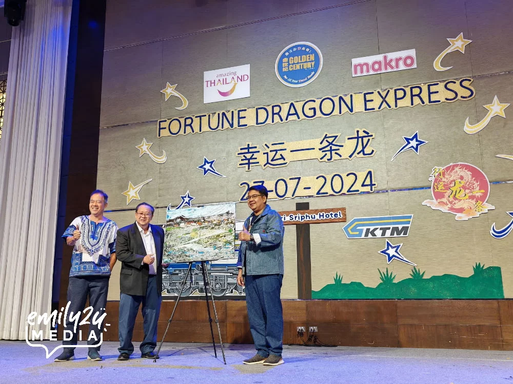 Mr. Koh Teng Huat's knife oil painting of Hat Yai City is presented to Mr. Eak Youngapai Na Songkhla (Chief District Officer Hat Yai)