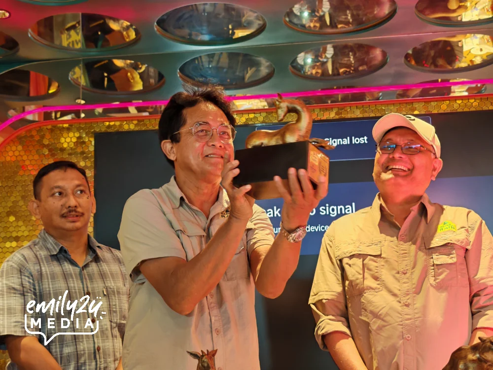 Rimba Raid Founder Dato' Capt. Nik Huzlan Nik Hussein shows the Ladies' Class Barking Deer (Kijang) trophy