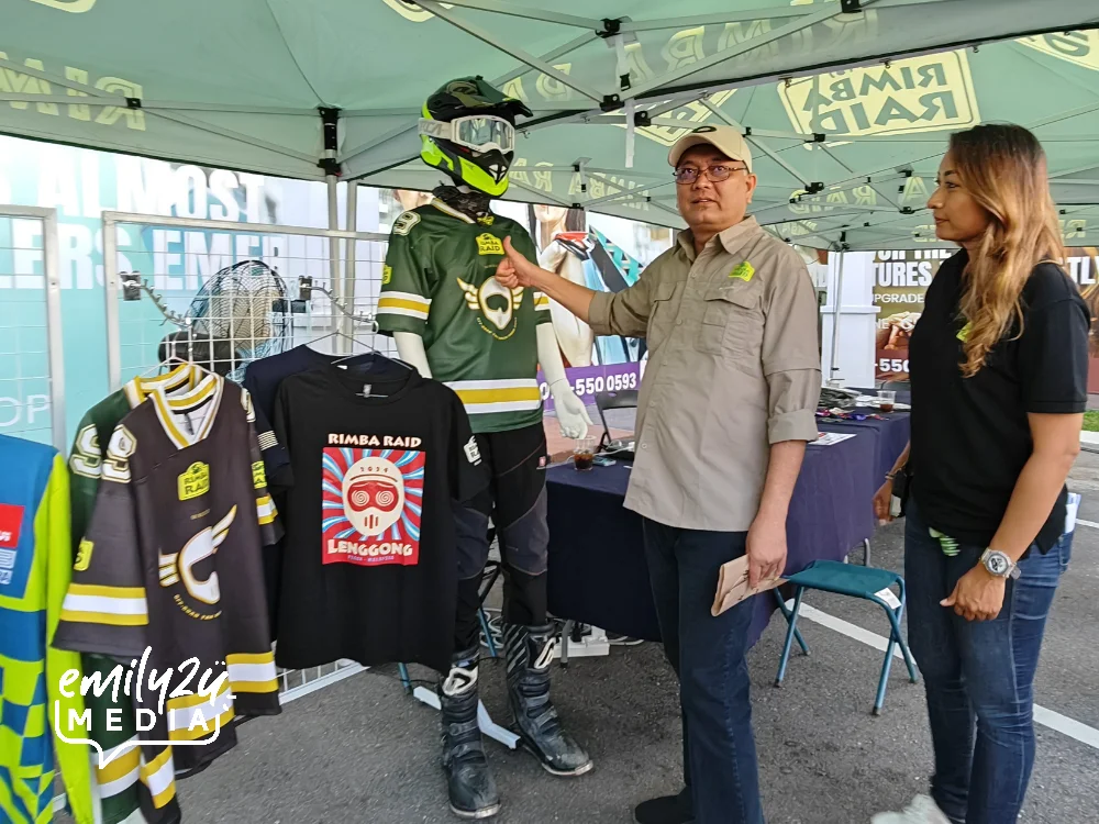 YB Datuk Seri Dr Shamsul Anuar Nasarah with the official event t-shirt