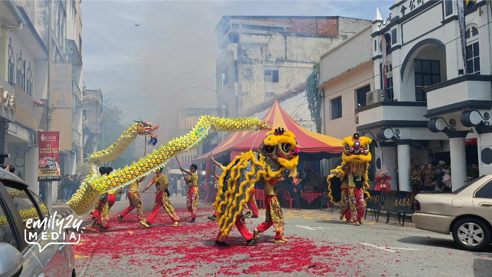 lighting of red firecrackers to signify the grand launch of the Kwan Tak-hing Memorial Hall in Ipoh
