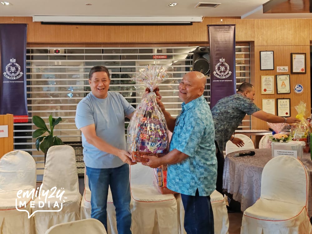 karaoke prize presentation