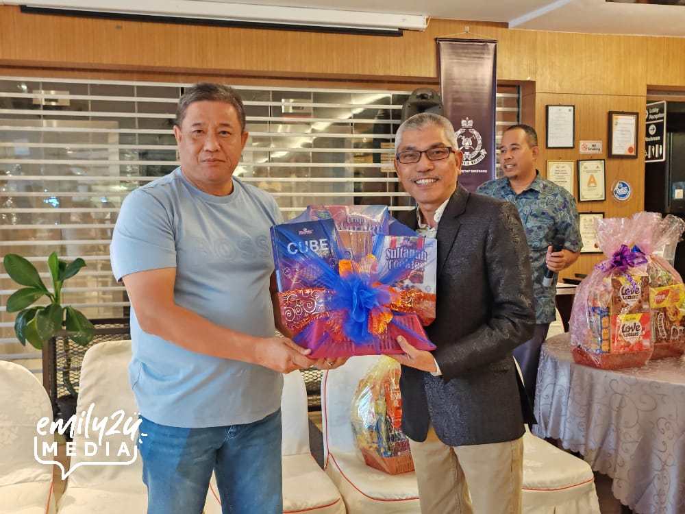 karaoke prize presentation
