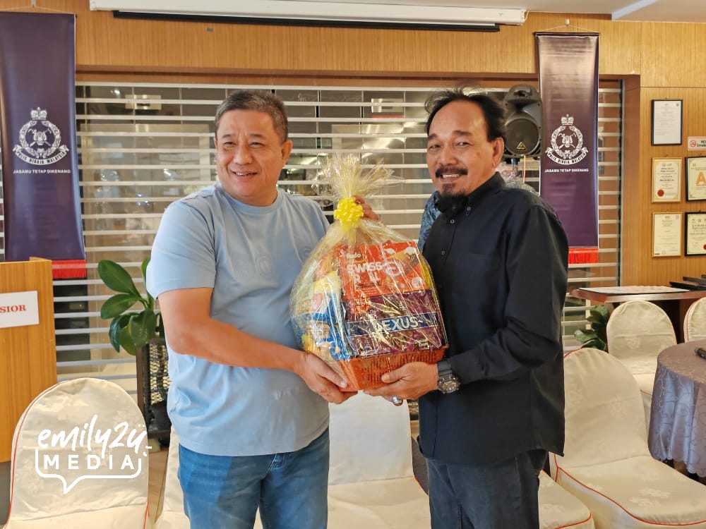 karaoke prize presentation