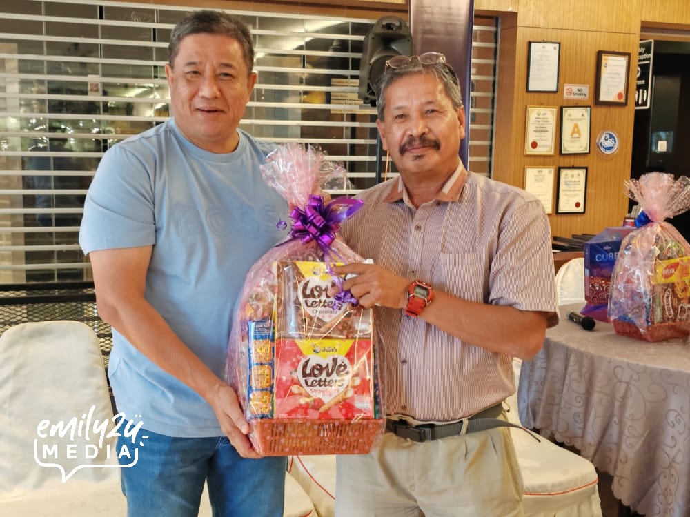 karaoke prize presentation