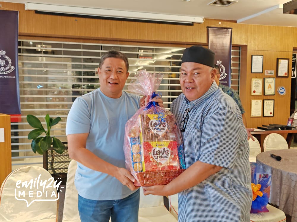 karaoke prize presentation