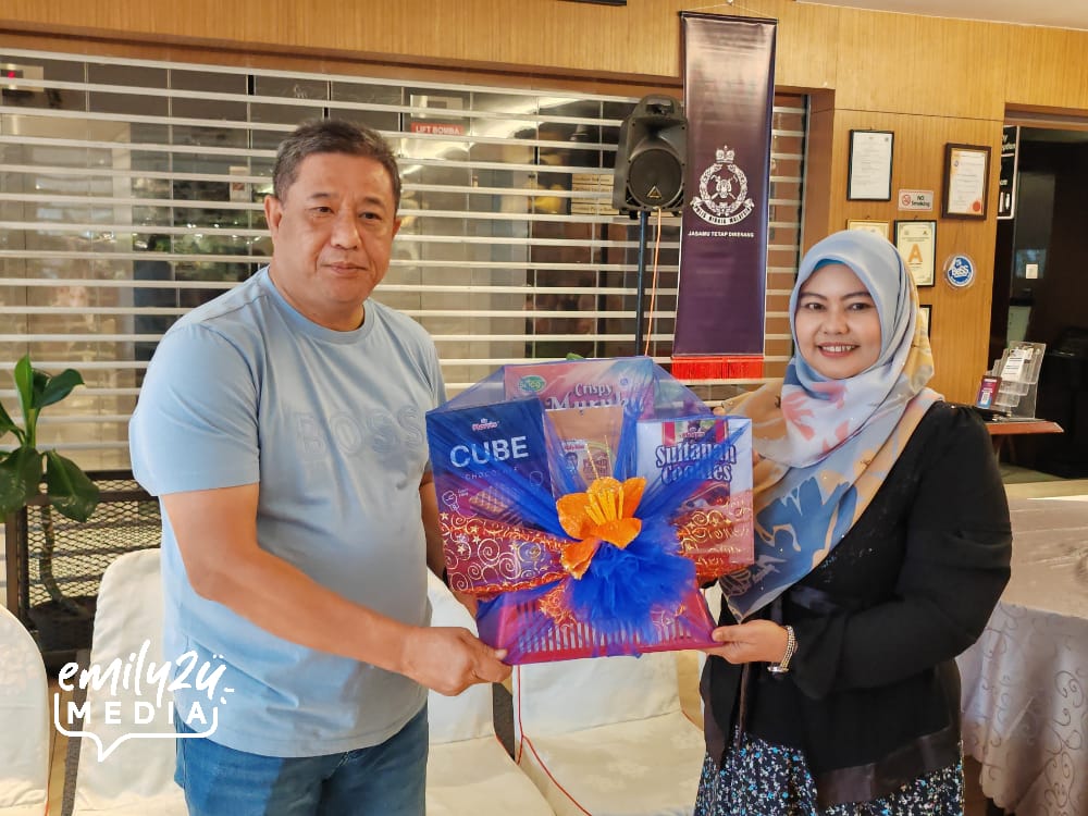 karaoke prize presentation
