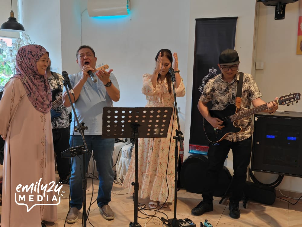 Datuk Comm Azizi sings Widuri