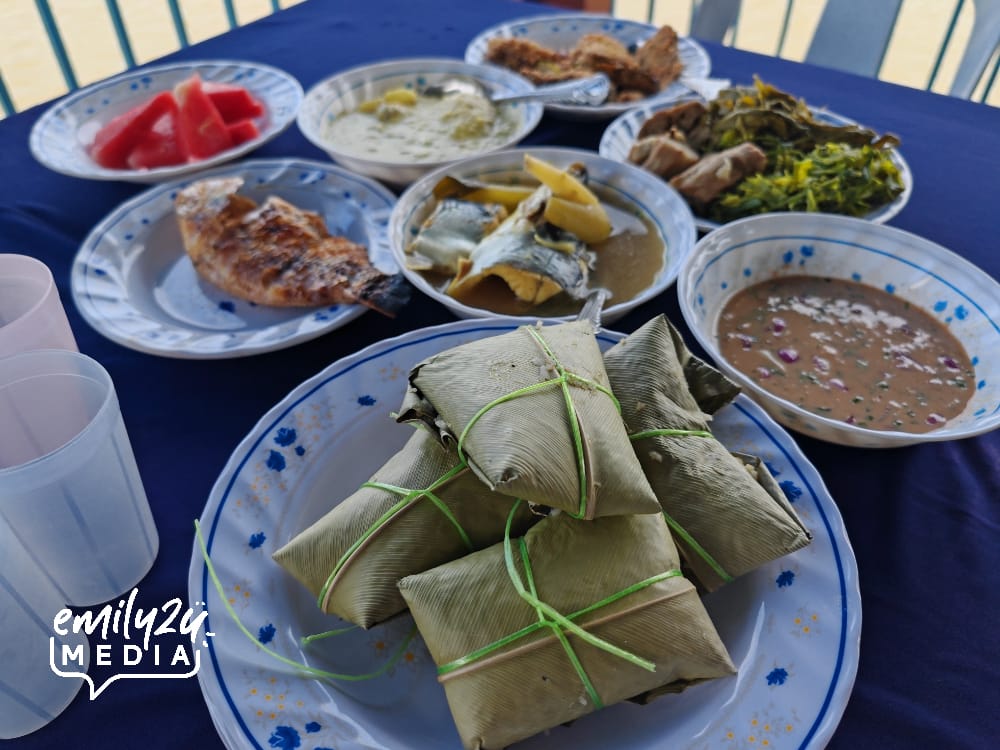 a local lunch with nasi dalam daun bemban