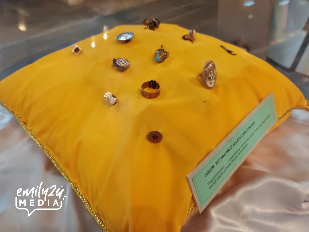Tunku's rings, buttons and badges