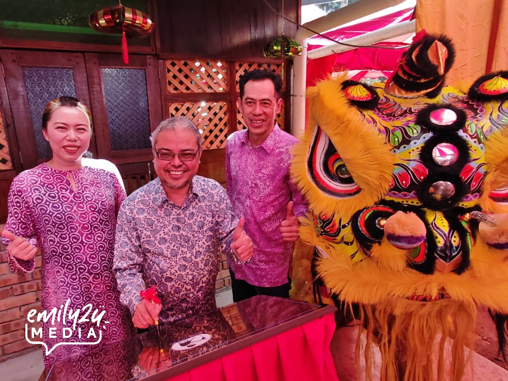 Ipoh City Mayor Y.Bhg. Dato’ Rumaizi bin Baharin@Md Daud signs the plaque flanked by Chang Jiang White Coffee Executive Director Mrs Sam Foong (L) and Managing Director Mr Kong Kin Loong (R)