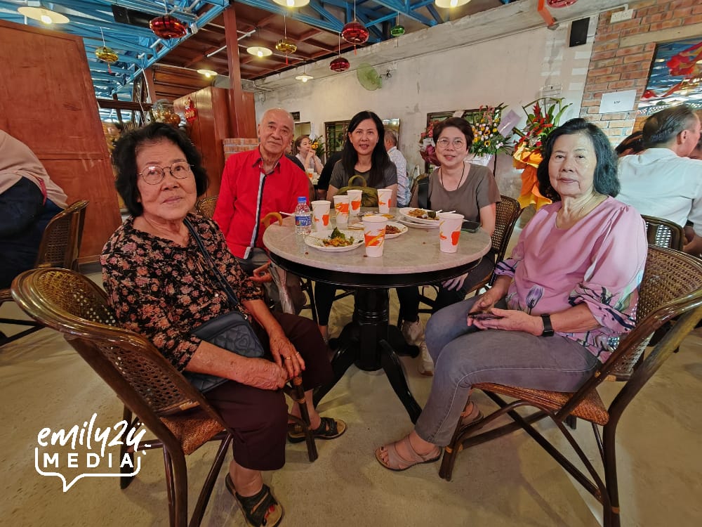 the family of Chang Jiang White Coffee Managing Director Mr Kong Kin Loong, including father (in red) who is the founder of Chang Jiang coffee and mother (in pink)