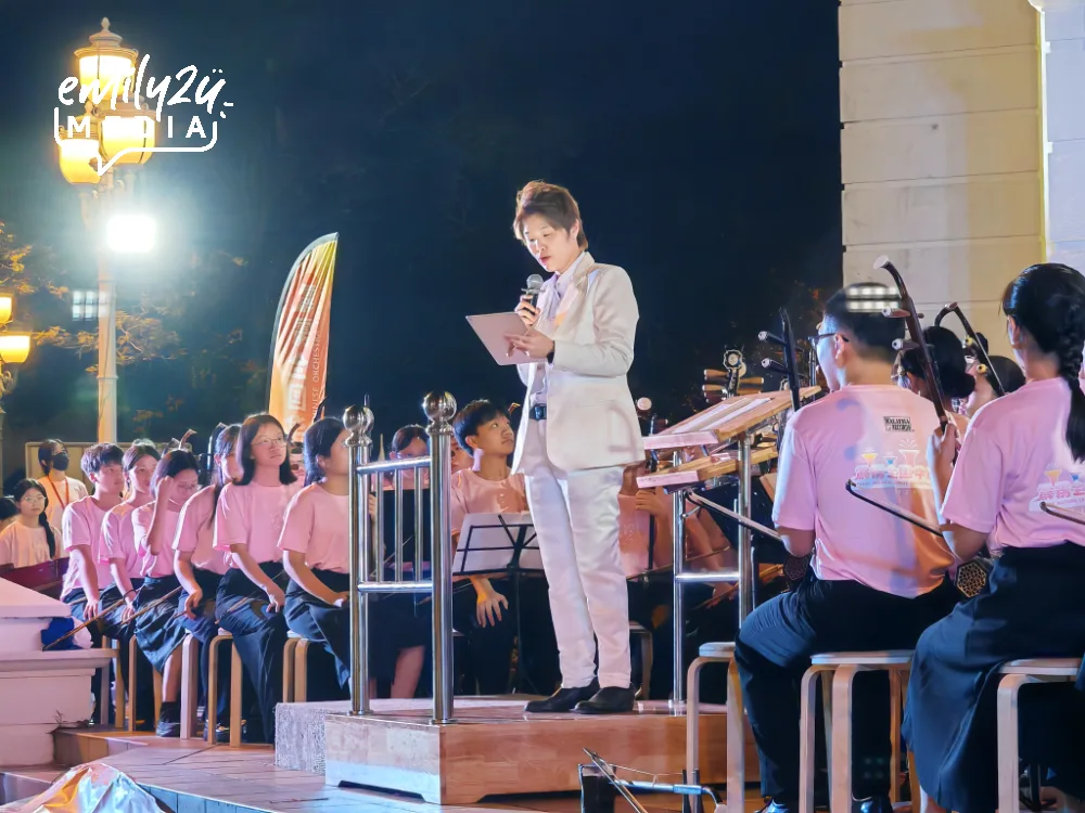 the festival's conductor, Ms. Chris Kok Sing Yee