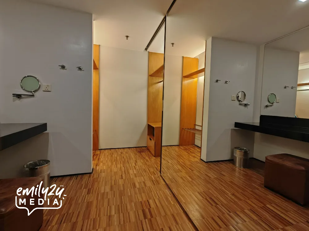 Executive Suite bathroom