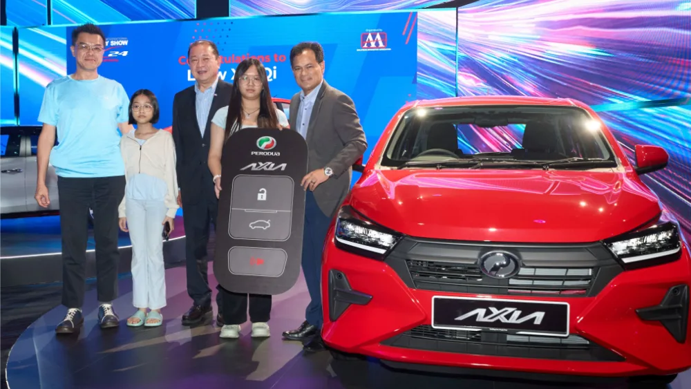 Leaw Xiu Qi (2nd R) wins the first prize of a Perodua Axia
