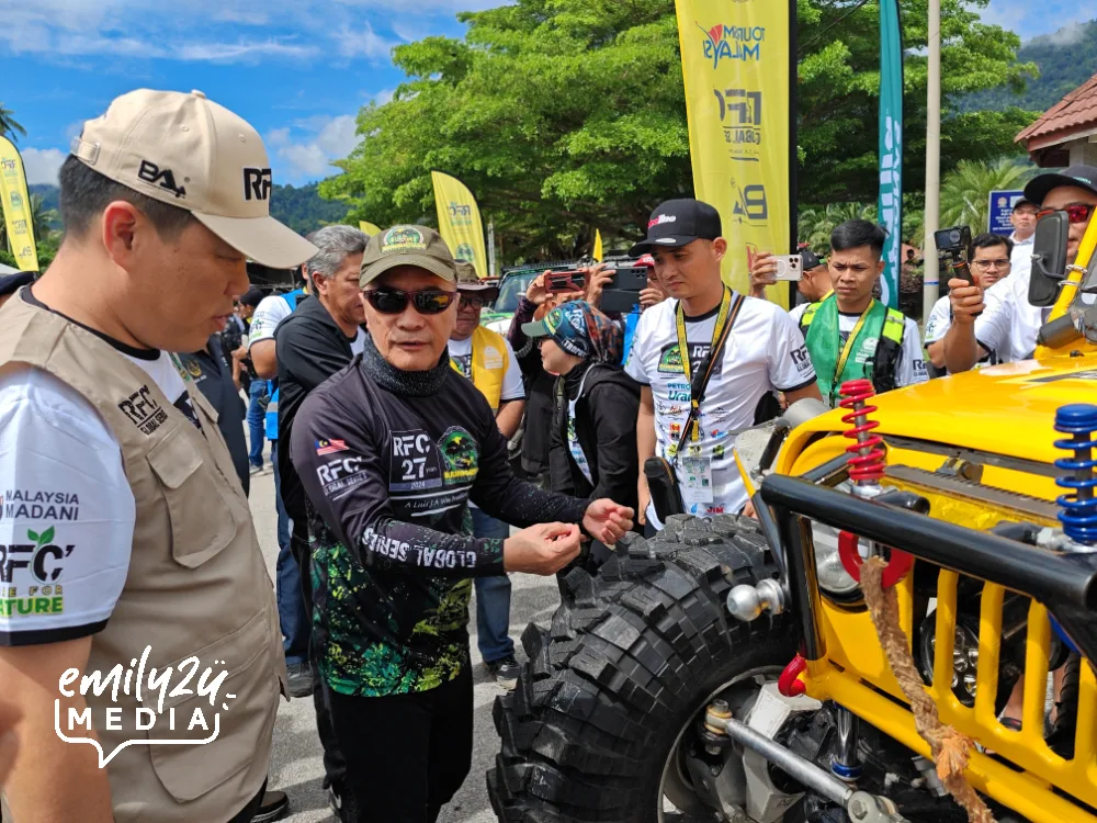 Luis Wee (in black) explains the unique features of this 4WD to Perak State Exco for Tourism YB Tuan Loh Sze Yee (L)