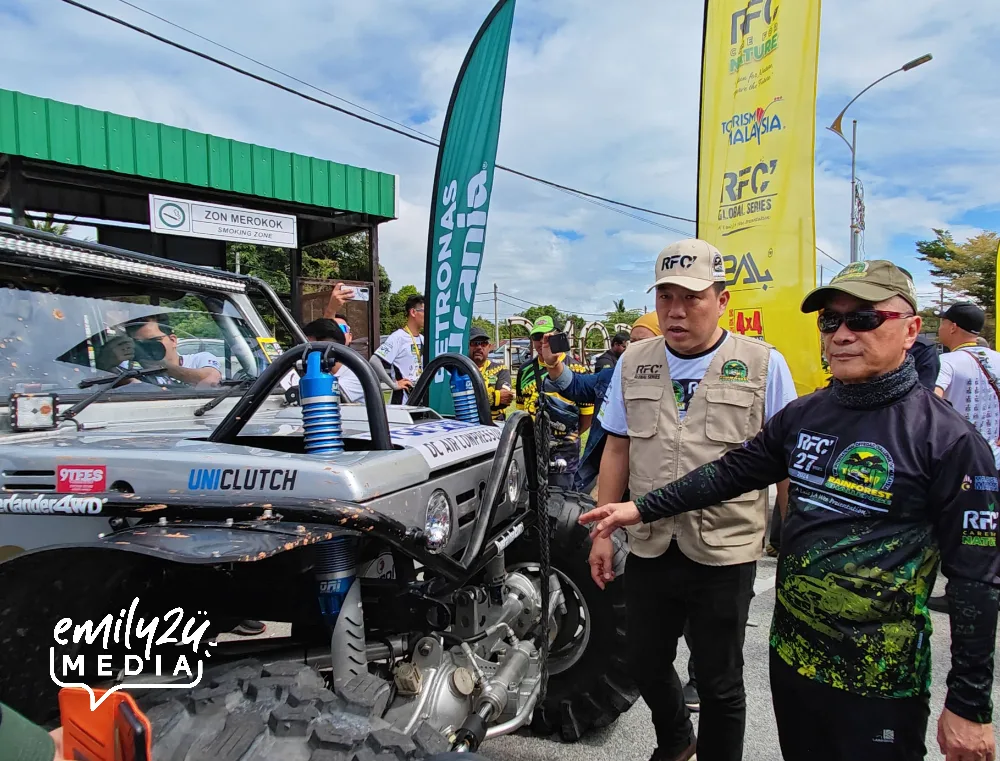 Luis Wee shows this R1 (Prototype) vehicle to YB Tuan Loh Sze Yee