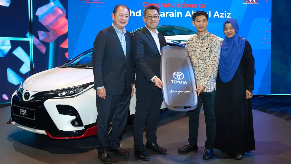 Mohd Azzarain Abdul Aziz (2nd R) wins the grand prize of a Toyota Yaris 1.5G Limited