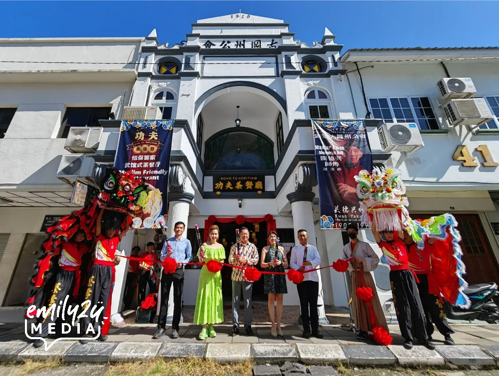 ribbon-cutting ceremony (L-R) VIP guests Mr Chong Wei Lik (PCCCI Secretary General), Datin Caroline Wong, Dato' Sri Desmond Loh (PCCCI Adviser), with Kong Fu Kopitiam partners Ms Joey Foo & Mr Ricky Soong