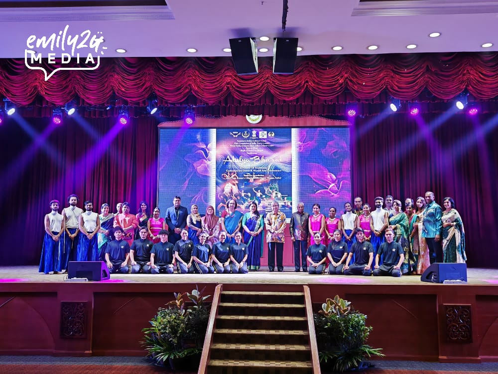 10. group photo of guests-of-honour with GICS members and performers