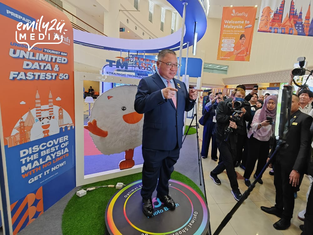 YB Dato' Sri Tiong King Sing, Minister of Tourism, Arts and Culture Malaysia has fun at the 360 photobooth