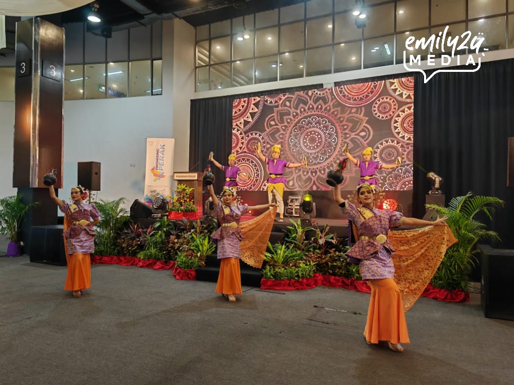 closing dance by Kumpulan Gema Warisan Budaya of the Ipoh City Council (MBI)