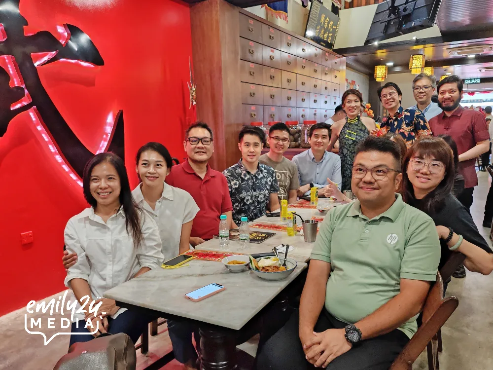 some of the invited guests with joint-owner Joey Foo (standing L)
