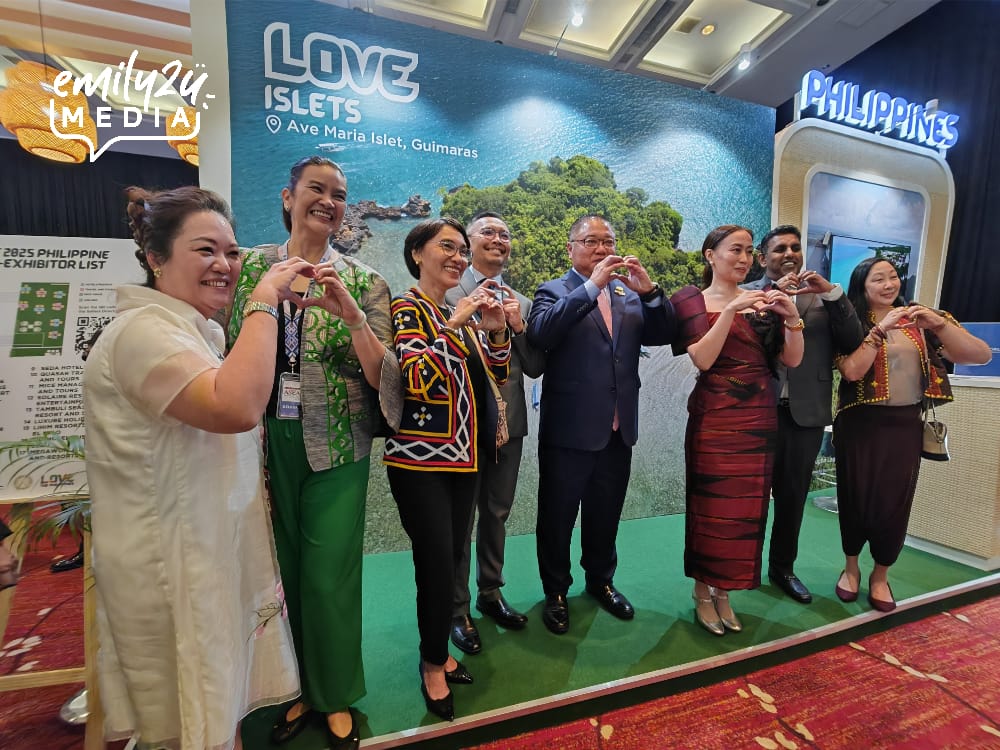 YB Dato' Sri Tiong King Sing, Minister of Tourism, Arts and Culture Malaysia poses with the Philippines delegates