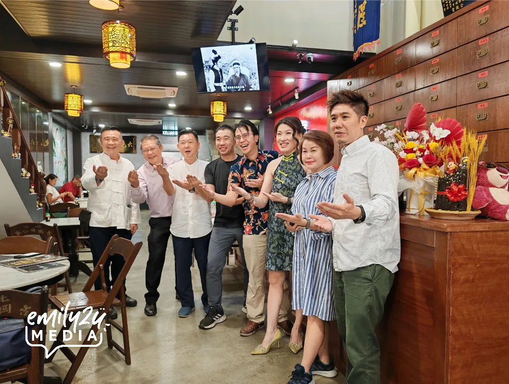 photo with some of the invited guests and proprietors, Ricky Soong (L) and Joey Foo (3rd R)