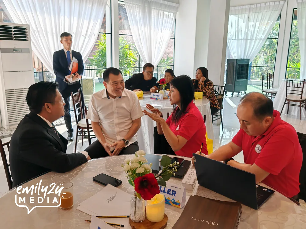 YB Loh (2nd L) takes the opportunity to get to the ground with local tourism industry players