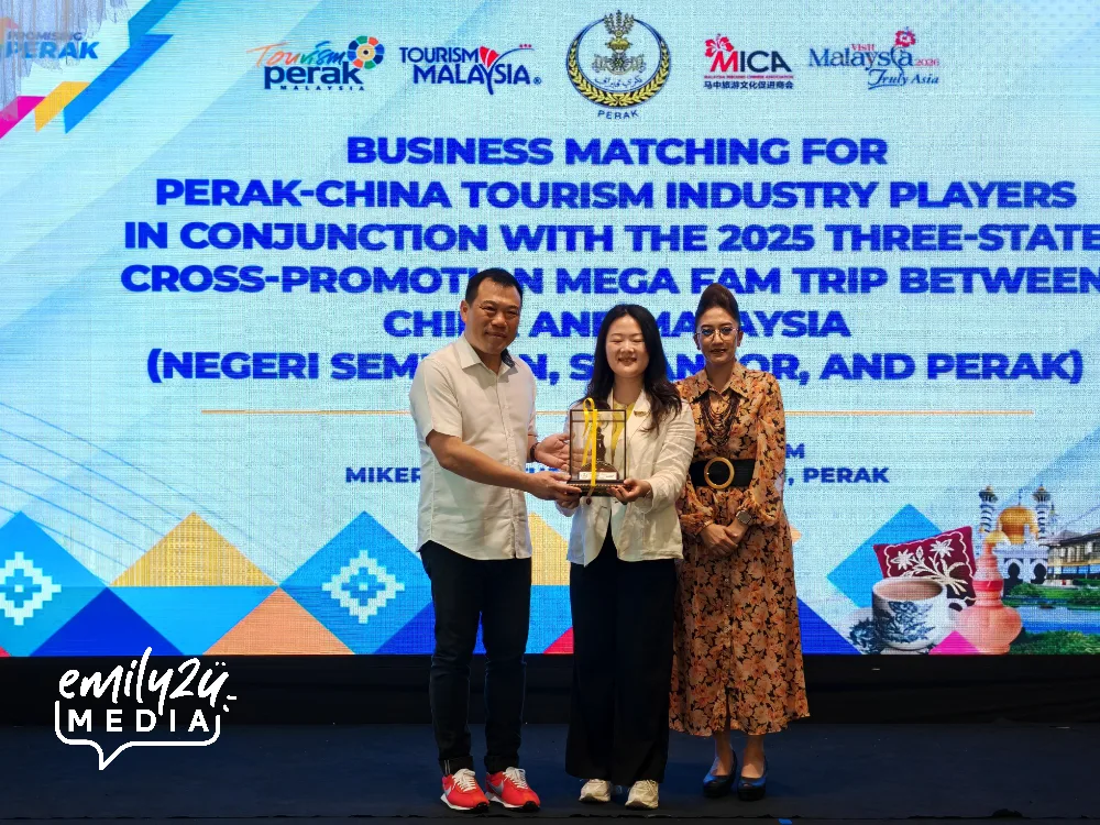 memento for Ms. Ye Shuxin, Marketing Manager of Tourism Malaysia Shanghai