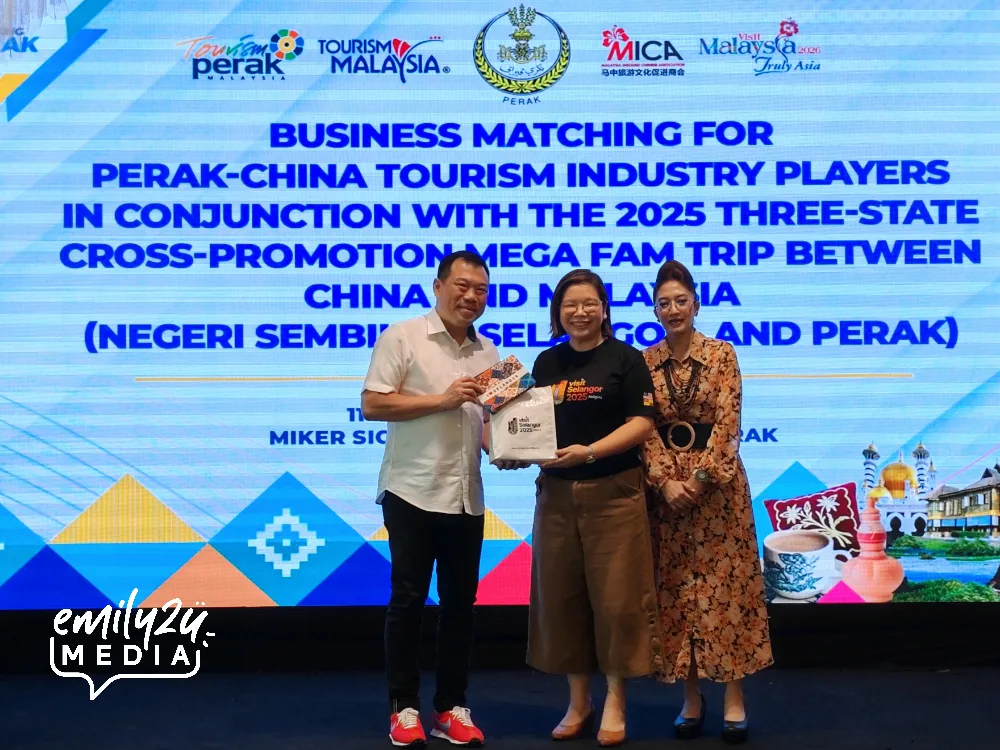 memento from Ms. Chua Yee Ling, Chief Executive Officer of Tourism Selangor