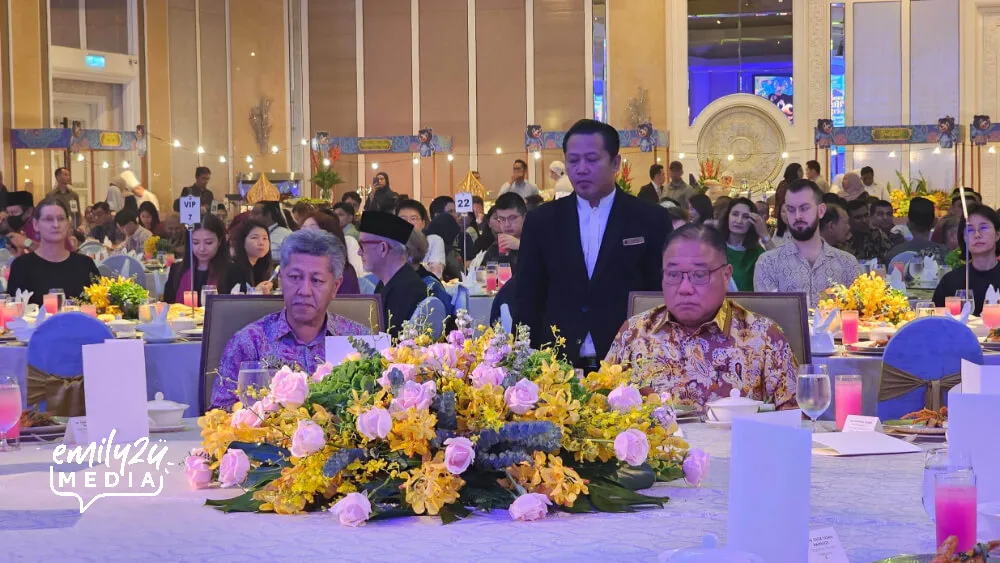 at the VIP table - YB Dato' Sri Tiong King Sing Minister of Tourism, Arts and Culture (R)