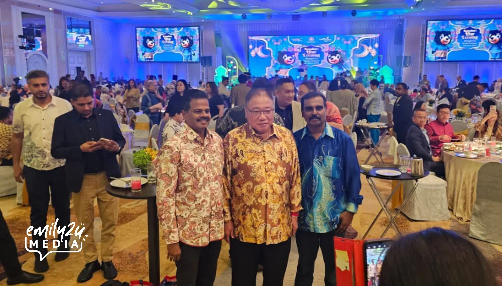 guests seize the opportunity to take a photo with YB Dato' Sri Tiong King Sing, Malaysia's Minister of Tourism, Arts and Culture (m)