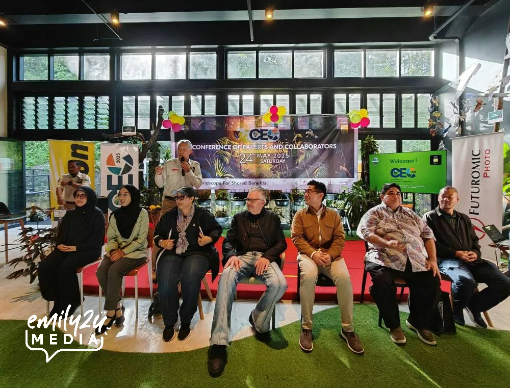 group photo of VIPs with the lead speakers