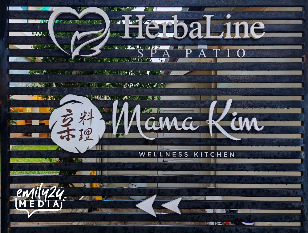 this way to HerbaLine Spa Pátio and Mama Kim Wellness Kitchen