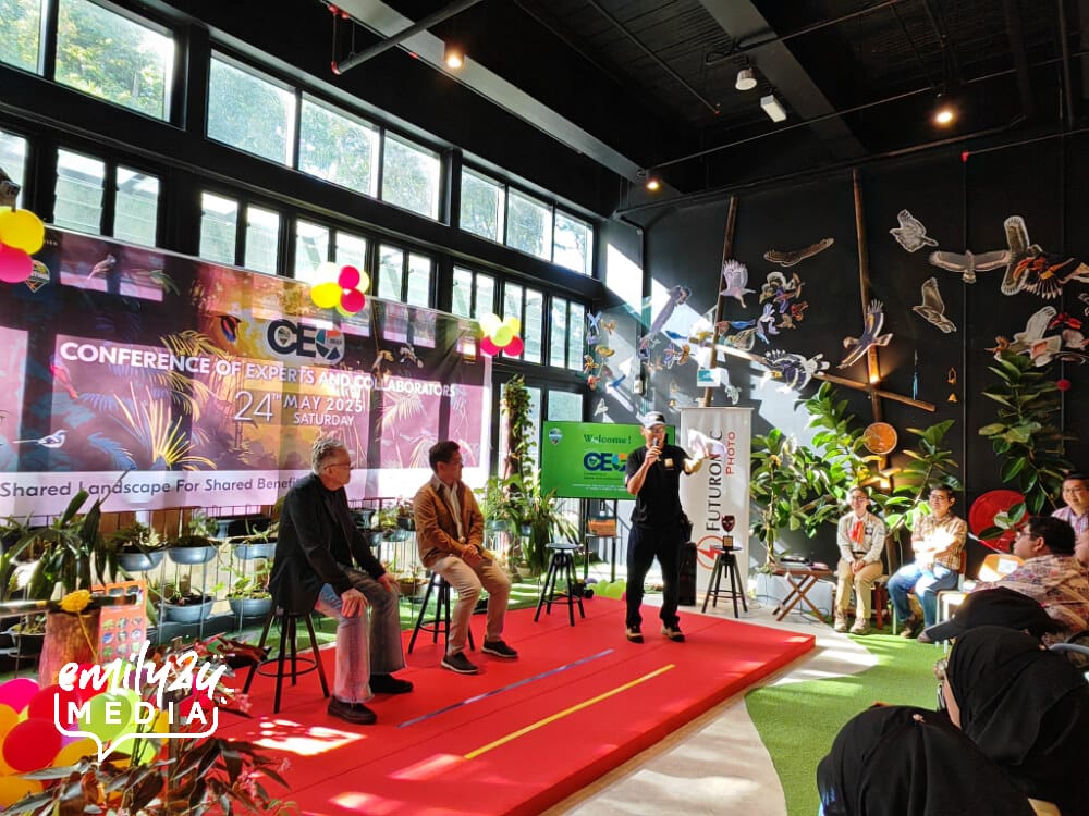 Mr. Alex Moh, the event coordinator for Futuromic Photo AV and Nikon, delivers a speech on behalf of Dato’ Billy Lai, Business Development Director of Futuromic Photo AV Sdn. Bhd.