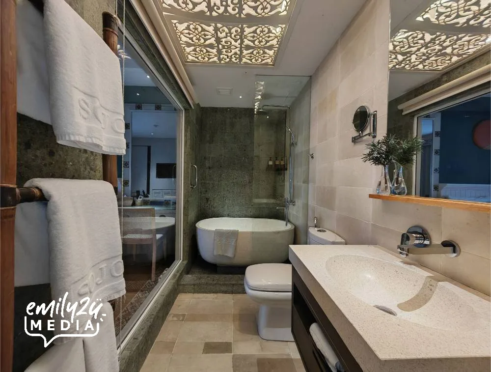 Deluxe Queen Room