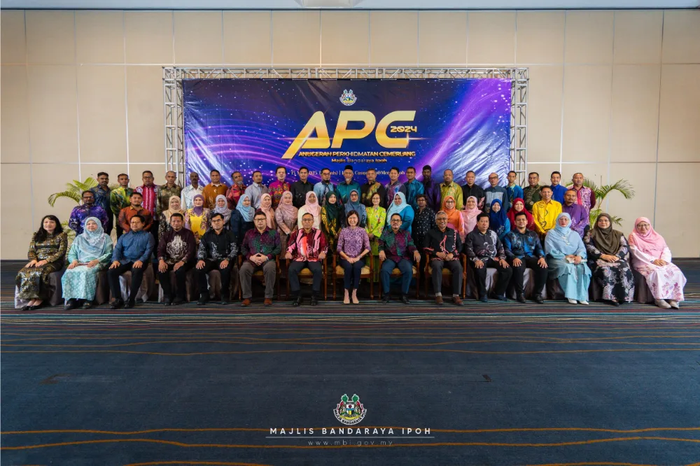 Batch 2 of the awardees with VIPs