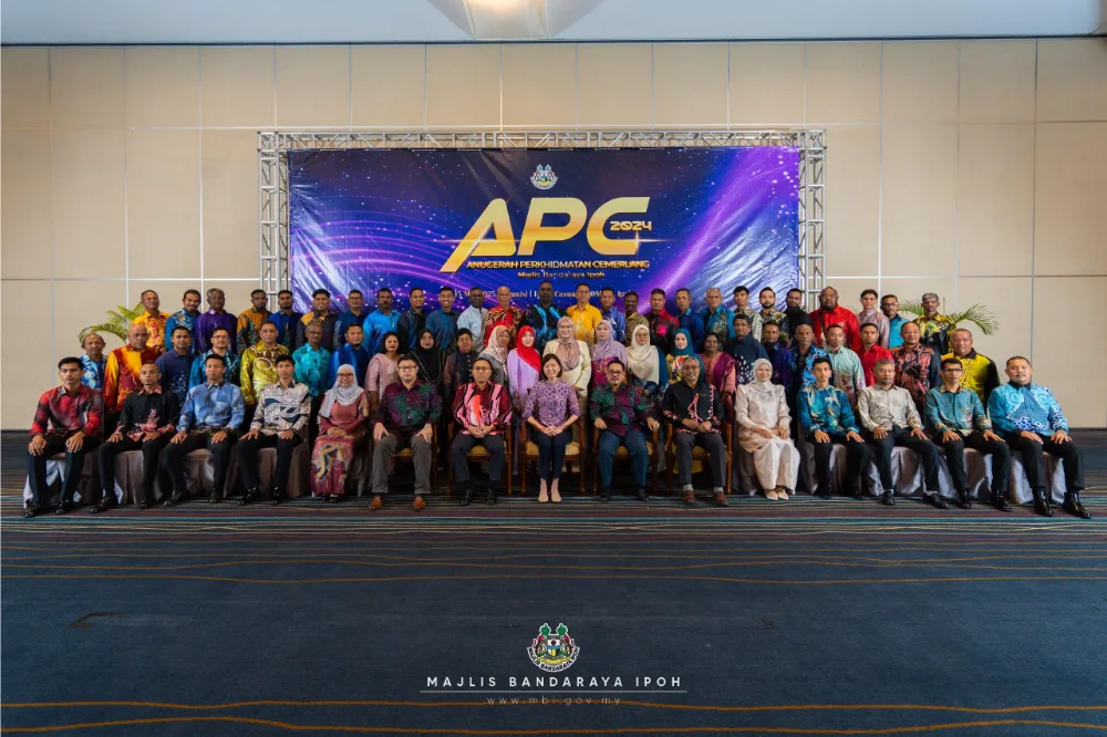 Batch 3 of the awardees with VIPs