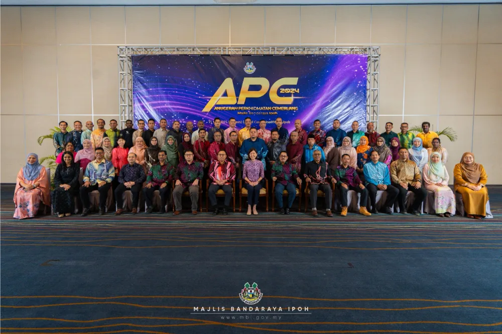 Batch 4 of the awardees with VIPs