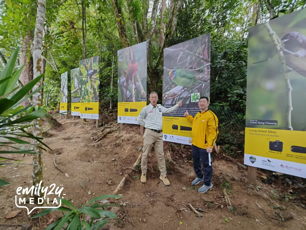 Futuromic Photo AV Business Development Director Dato’ Billy Lai (R) inaugurates the Nikon Photo Boards installed along the Mile-Long Gallery