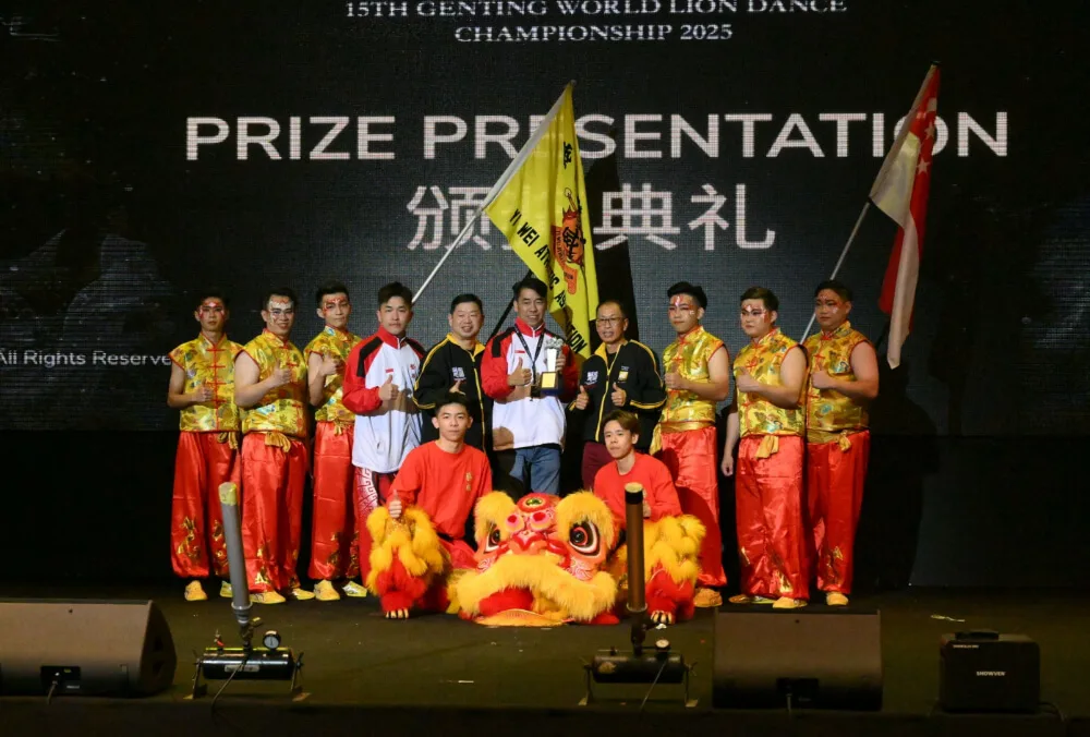 winner for Eastern Lion Dance Singapore Yiwei Athletic Association - Team B, prize presentation by Mr. Francis Lai (Managing Director Futuromic Photo AV - left in black/yellow jacket) and Dato' Billy Lai (Business Development Director of Futuromic Photo AV - right in black/yellow jacket)