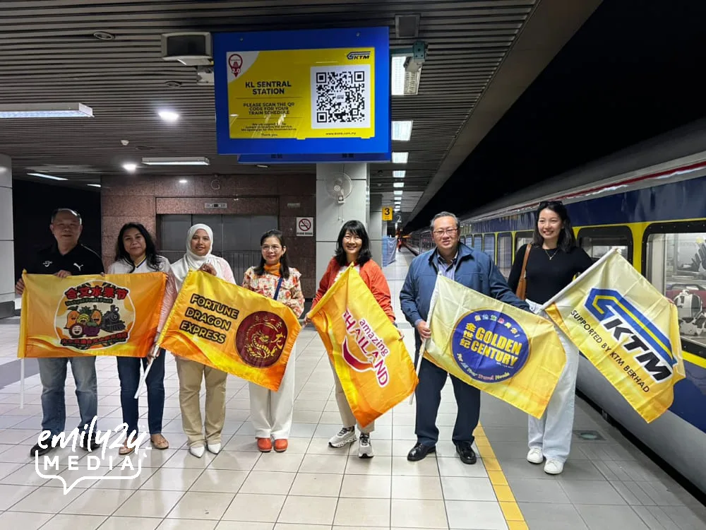 Golden Century boss Mr Jimmy Goh (2nd R) flags off Fortune Dragon Express 3.0 along with VIPs from TAT & KTMB