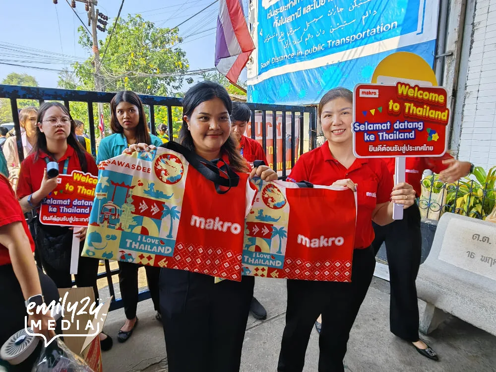 Makro welcomes guests with goodies