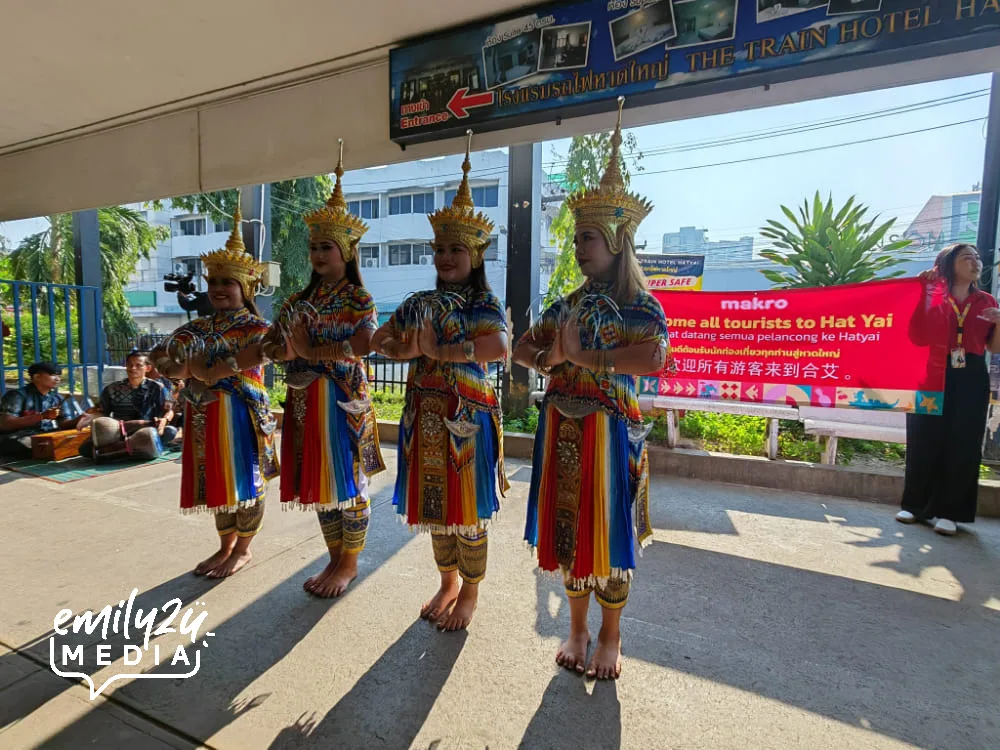 dance performance to welcome the tourists